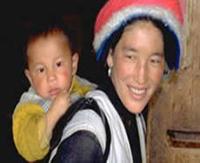 Mother and child in the Yunnan Province. © Ron Geatz
